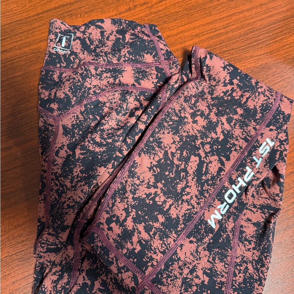 1st Phorm Women’s High-Rise Printed Leggings — Black & Dusty Rose